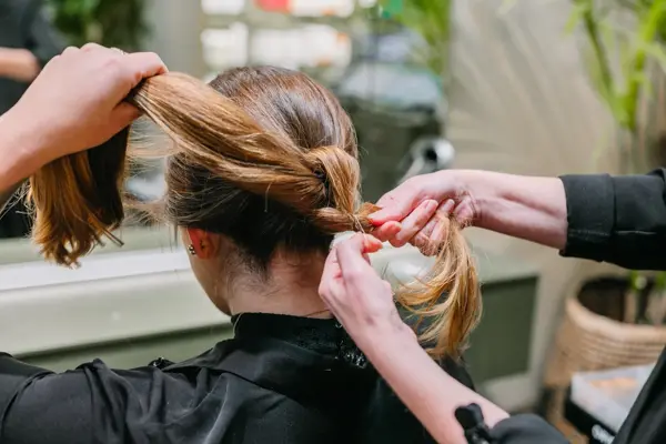 Dame med hår stylet og spenner i håret
