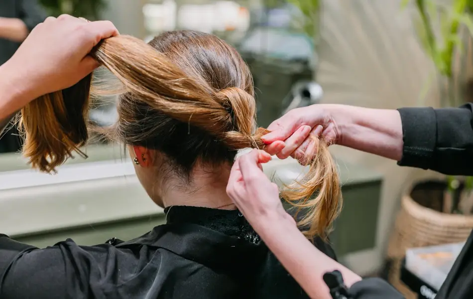 Dame med hår stylet og spenner i håret