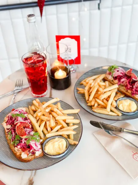 Bord dekket med lunsj fra Jordbærpikene