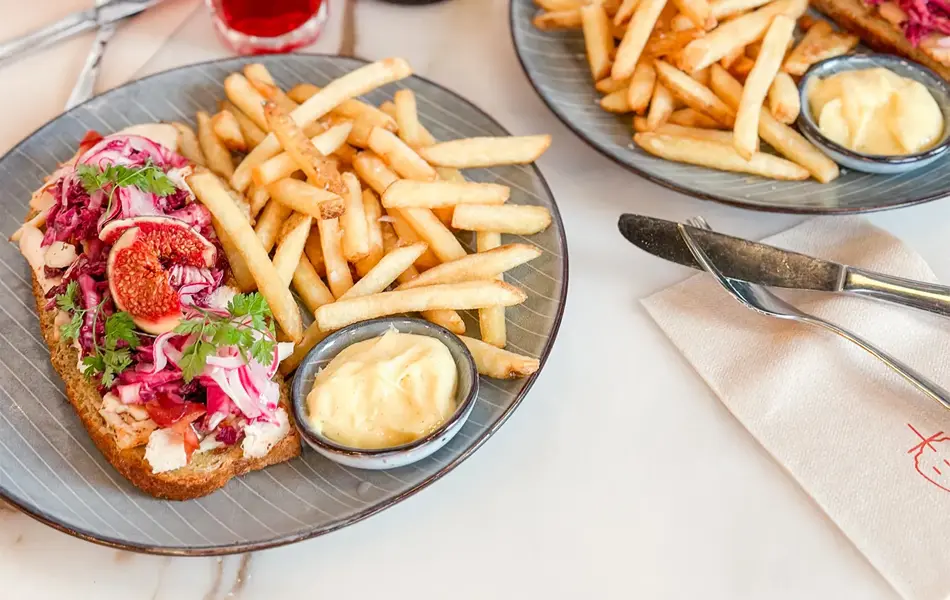 Bord dekket med lunsj fra Jordbærpikene