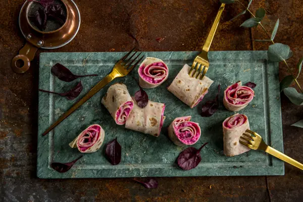 serveringsfat med lefseruller med rødbetsalat