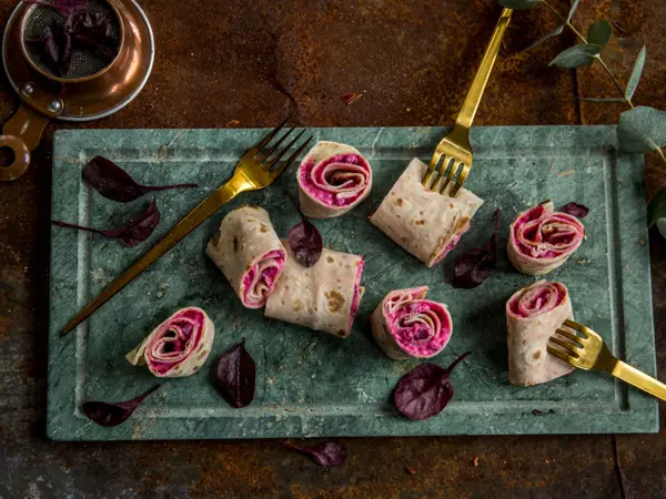 serveringsfat med lefseruller med rødbetsalat