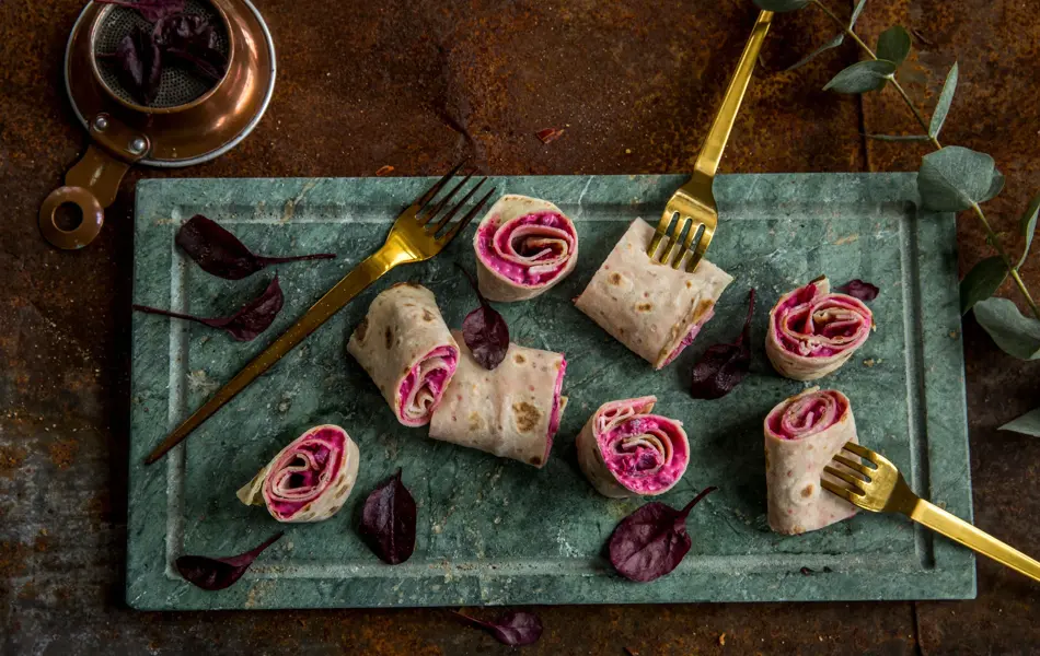 serveringsfat med lefseruller med rødbetsalat