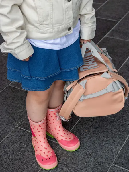 Barn med sekk og veske