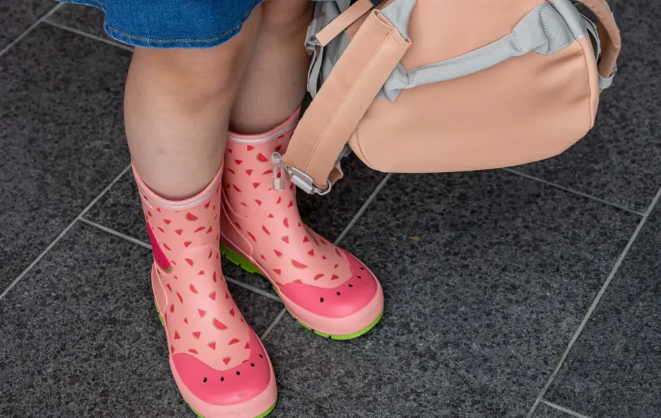 Barn med sekk og veske