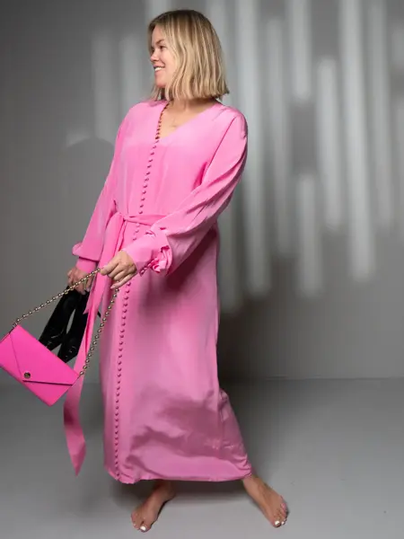 Damemodell i lang rosa kjole