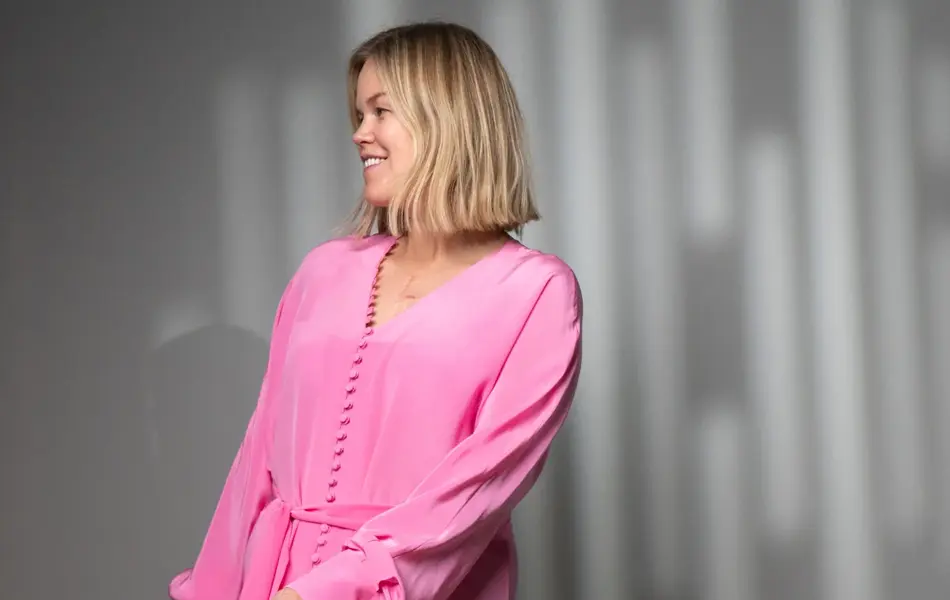 Damemodell i lang rosa kjole