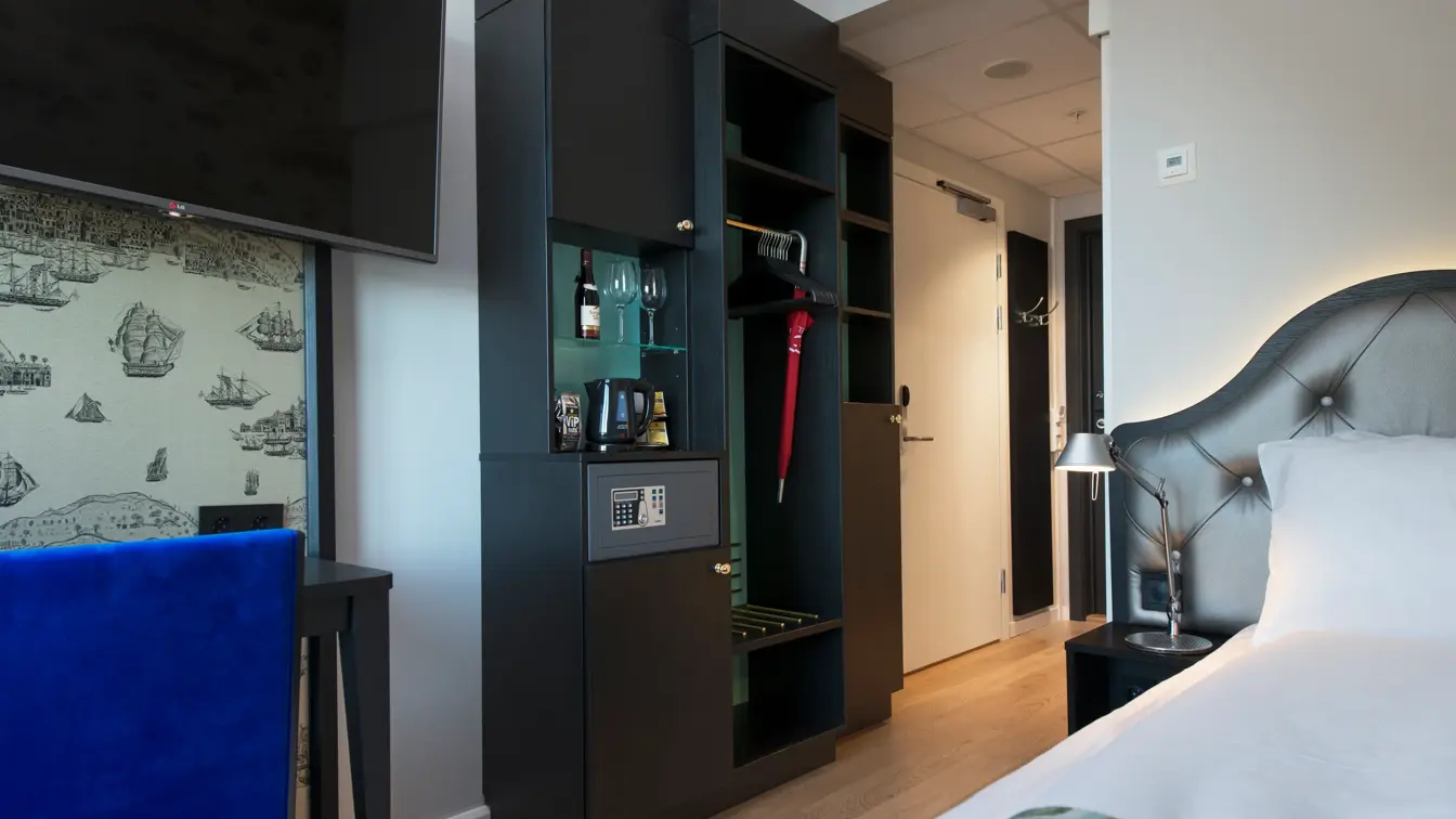 Seng og arbeidspult med stol på enkeltrom på Thon Hotel Fosnavåg