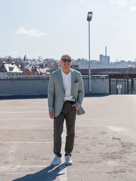 Mann som smiler i dress