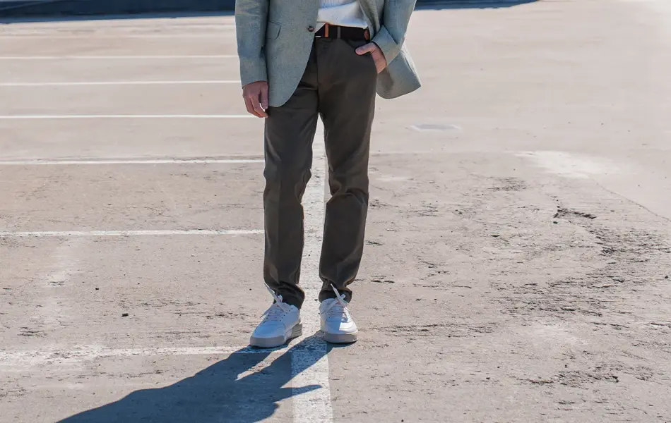 Mann som smiler i dress