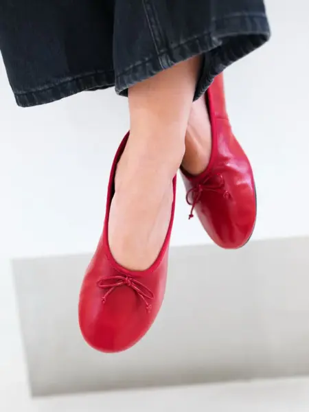 Føtter med rød ballerinasko