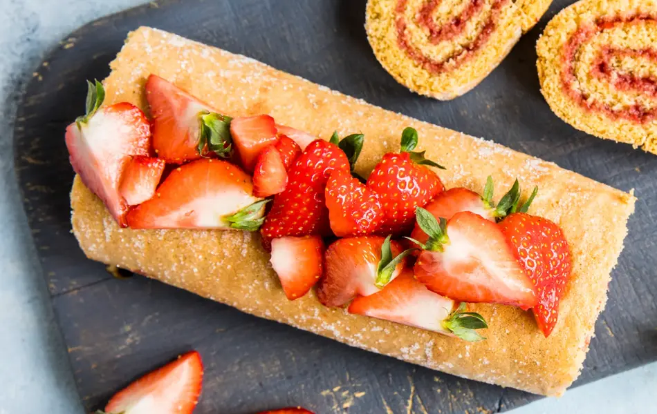 Grov rullekake dekorert med jordbær og basilikum