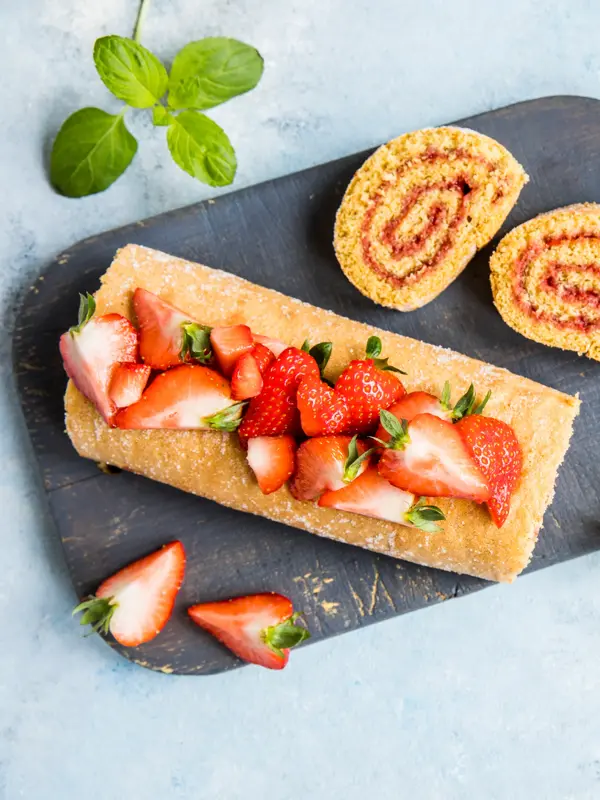 Grov rullekake dekorert med jordbær og basilikum