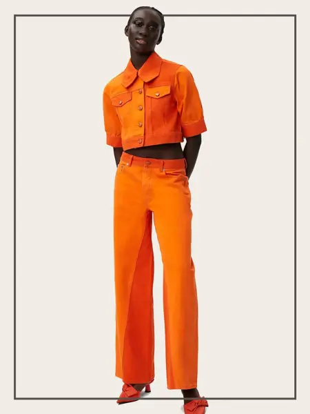 Dame i oransje klær