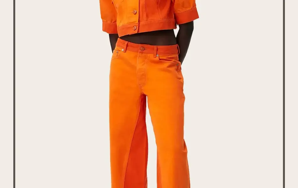 Dame i oransje klær