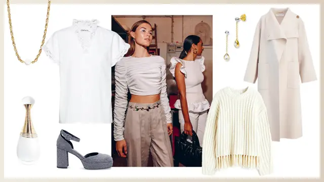 Gullkjede, hvit kortermet skjorte, parfymeflaske, grå chunky pumps, hvit strikkegenser, gulløredobber, beige kåpe. To kvinnelige modeller står backstage på moteshow i hvite antrekk.