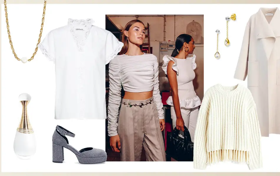 Gullkjede, hvit kortermet skjorte, parfymeflaske, grå chunky pumps, hvit strikkegenser, gulløredobber, beige kåpe. To kvinnelige modeller står backstage på moteshow i hvite antrekk.