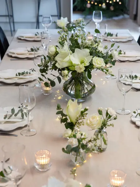 bord dekket med blomster fra Mester Grønn