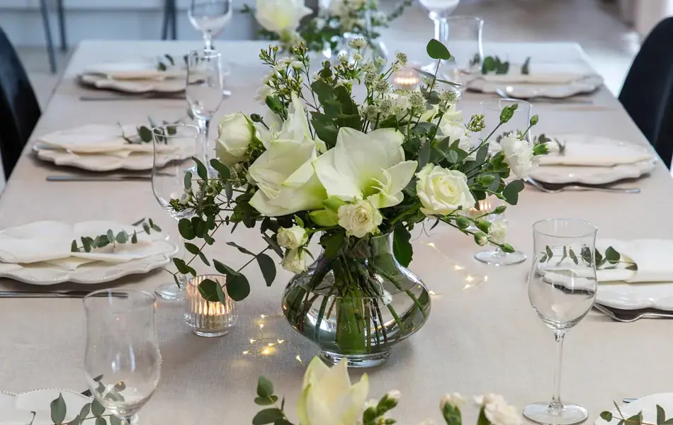 bord dekket med blomster fra Mester Grønn