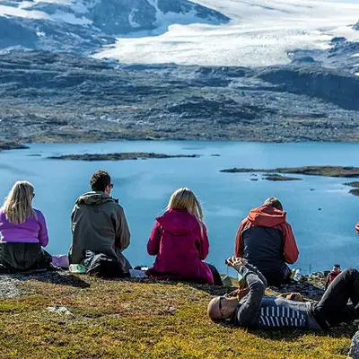 Gjeng med mennesker er på tur på fjellet 