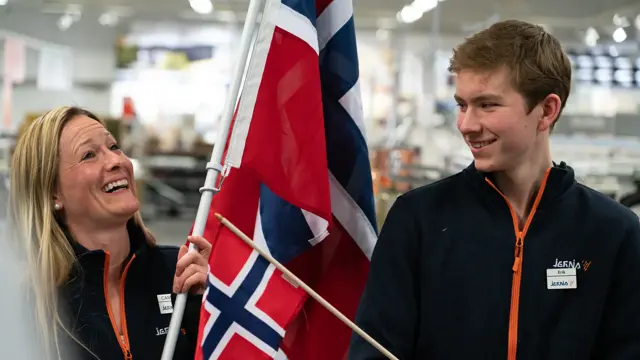 gutt og jente på jernia holder flagg