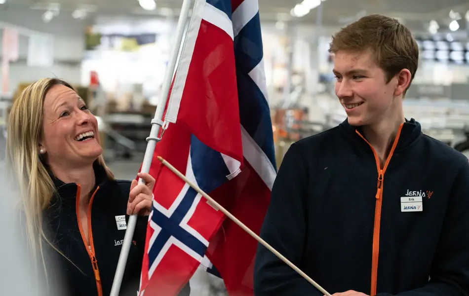 gutt og jente på jernia holder flagg