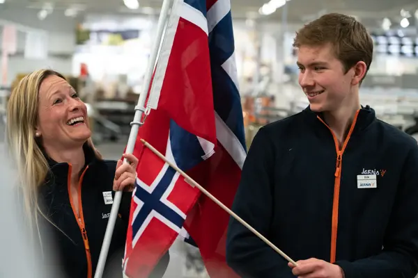 gutt og jente på jernia holder flagg
