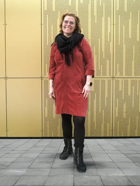 Dame i rød fløyelskjole