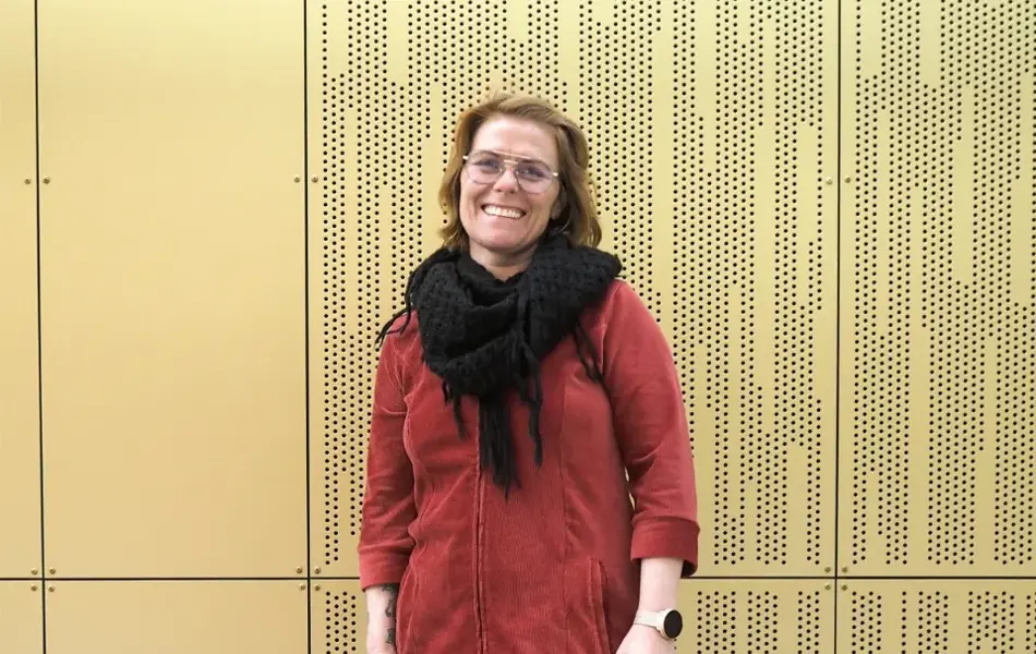 Dame i rød fløyelskjole