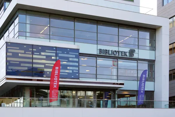 Sandvika Bibliotek sett utenfra 