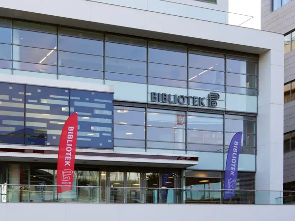 Sandvika Bibliotek sett utenfra 