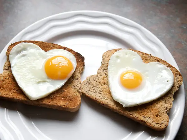 Hjerteformet speilegg på brødskiver