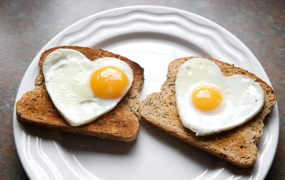 Hjerteformet speilegg på brødskiver