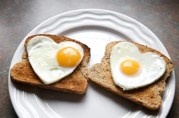 Hjerteformet speilegg på brødskiver