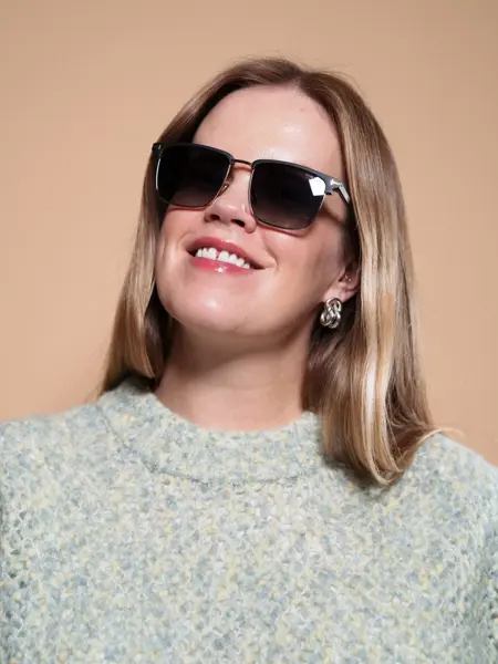 Dame med sorte Tom Ford solbriller