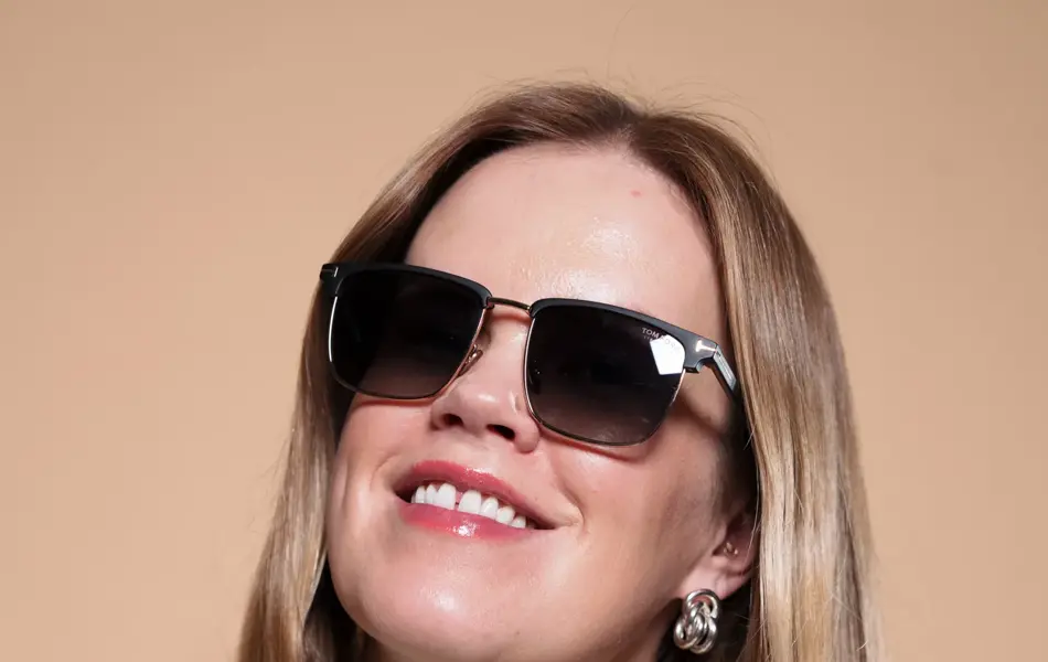 Dame med sorte Tom Ford solbriller