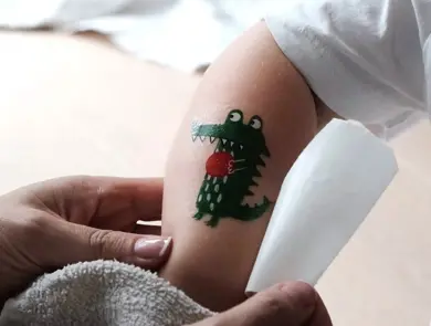 lite barn som har fått morsom tatovering på armen, lørdagssprell hos sprell hver lørdag.