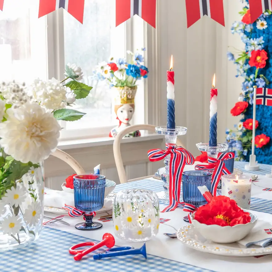 Tildekket bord til 17. mai