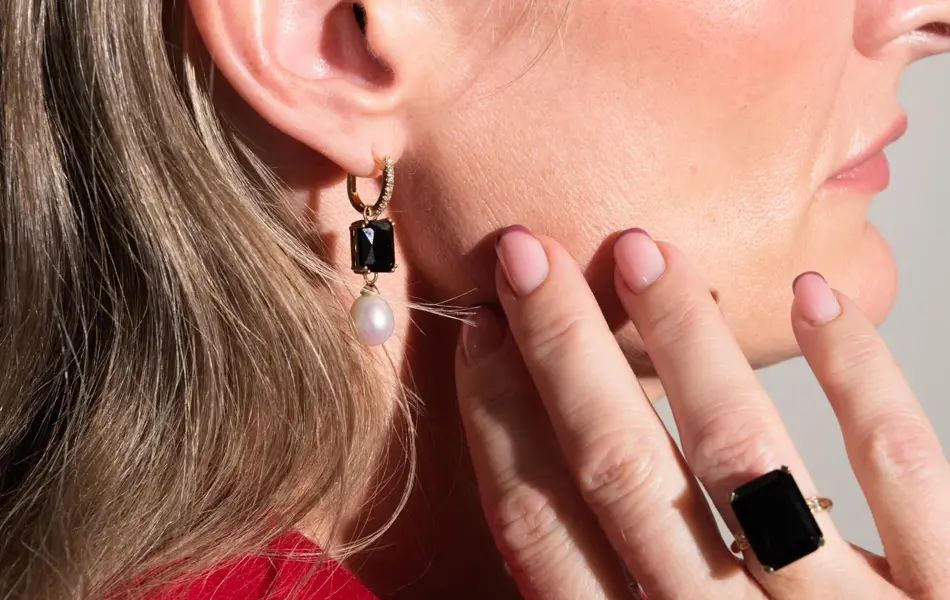 Øredobber og ring med sort agat fra Thune.