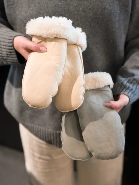 Hender holder to par skinnvotter