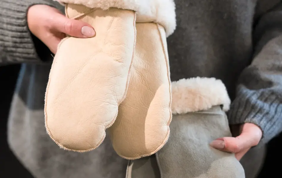 Hender holder to par skinnvotter