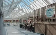 Thon Senter Pyramiden, fellesareal sett fra kafé med glasstak.