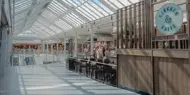 Thon Senter Pyramiden, fellesareal sett fra kafé med glasstak.