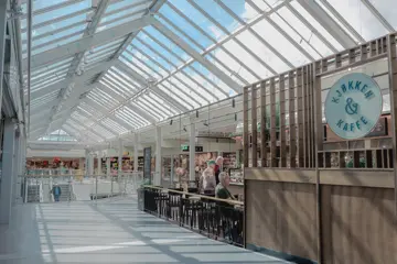 Thon Senter Pyramiden, fellesareal sett fra kafé med glasstak.