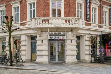 Thon Senter Sandens fasade, inngang med logo over.
