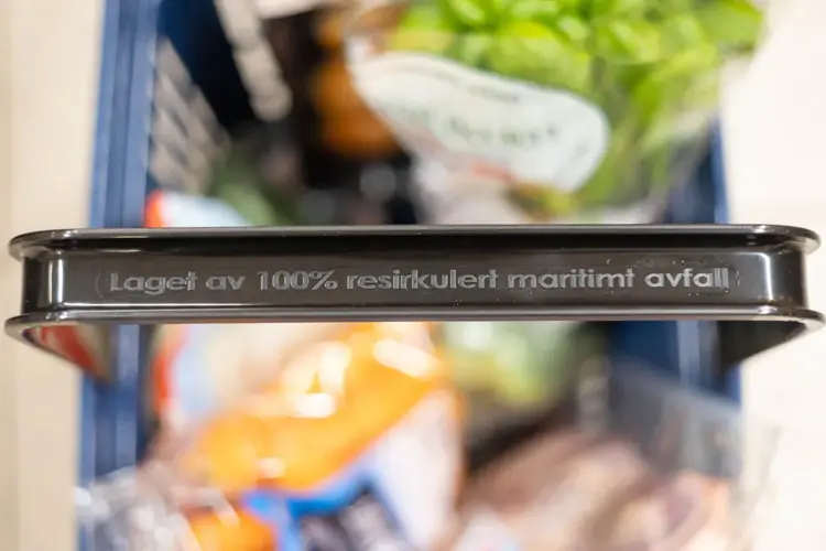 Rema 1000 har faset ut sine gamle handlekurver og erstatte dem med handlekurver laget av plastavfall fra marine næringer.