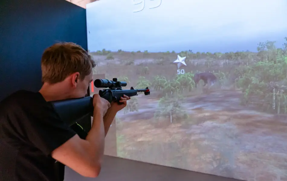 gutt spiller på skytesimulator