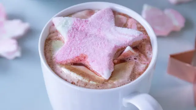 Kakaokopp med rosa og hvit marshmallow-stjerne oppi