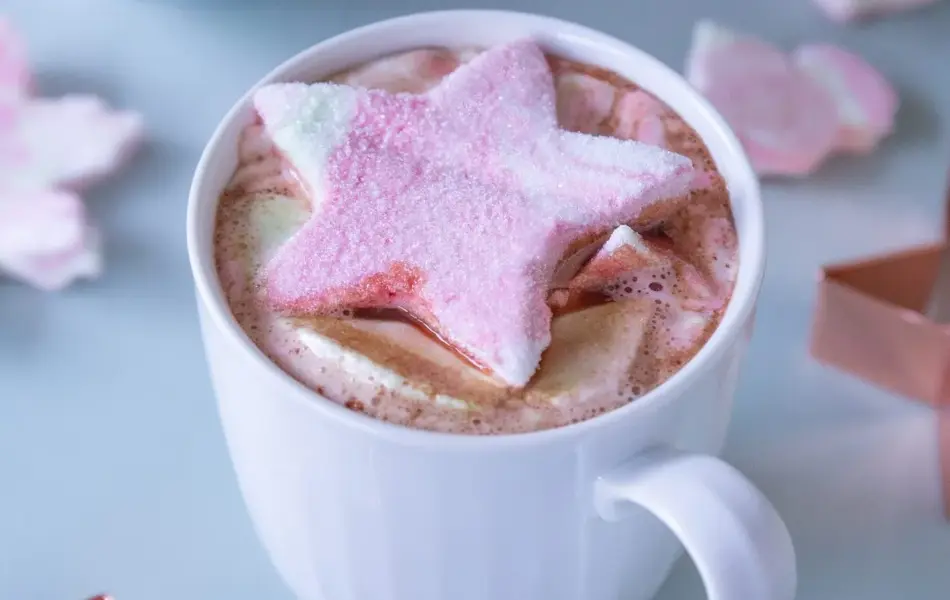 Kakaokopp med rosa og hvit marshmallow-stjerne oppi