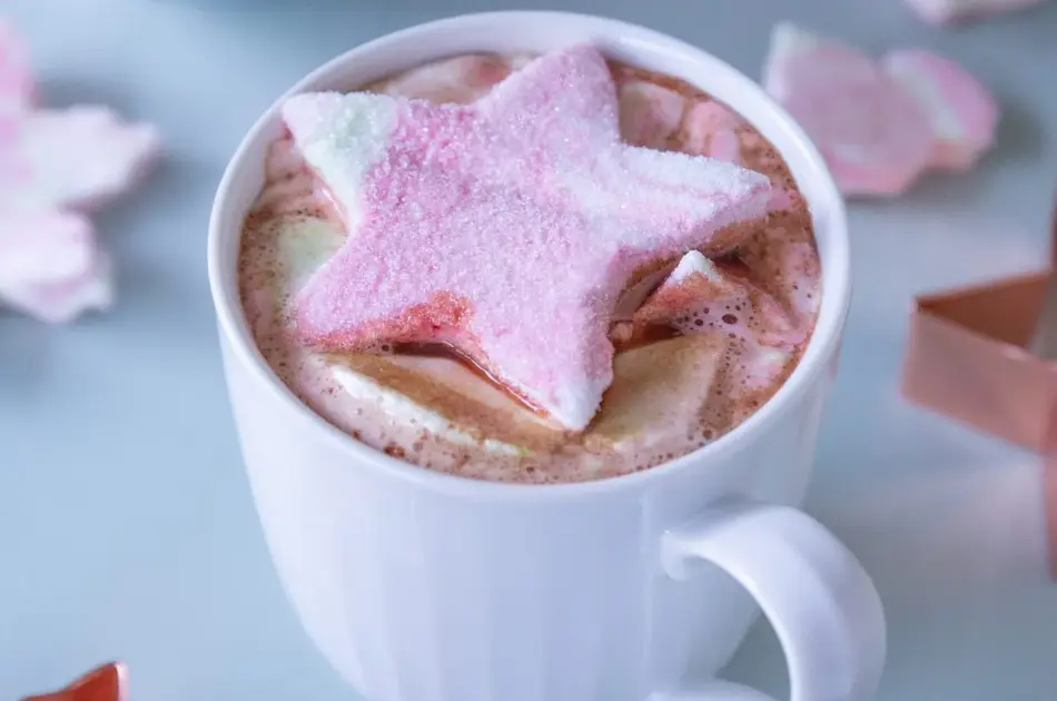 Kakaokopp med rosa og hvit marshmallow-stjerne oppi